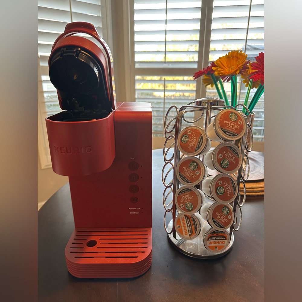 Keurig with pod holder and coffee pods if wanted